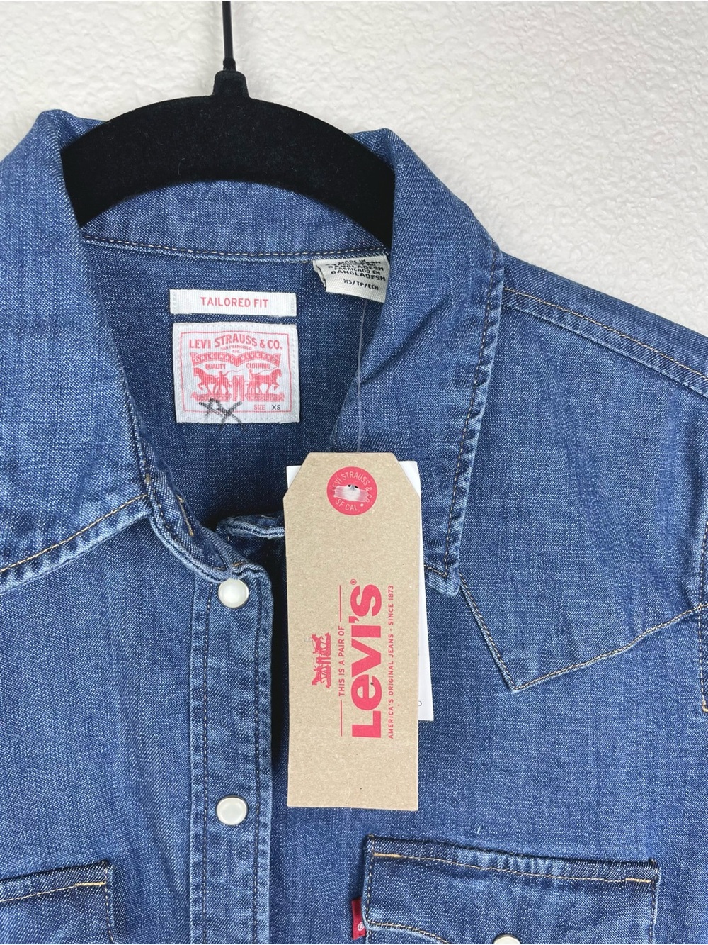 Levi's Women's XS Tailored Fit Classic Denim Western Shirt Blue Pearl Snaps Blue - Picture 2 of 16